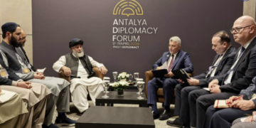 نورالدین عزیزي له خپل ترکي سیال سره کتلي دي