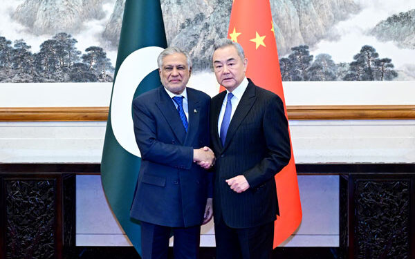 وانګ يي له اسحاق ډار سره خبرې وکړې