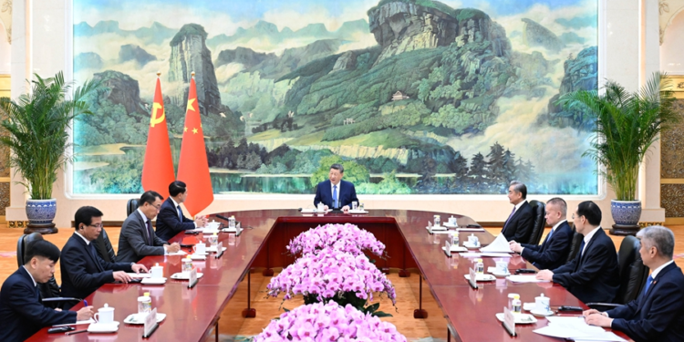 شي جین پینګ د لاوس د خلکو د انقلابي ګوند د مرکزي کمېټې د عمومي منشي له ځانګړي استازي سالومکسي کوماسیت سره ولیدل