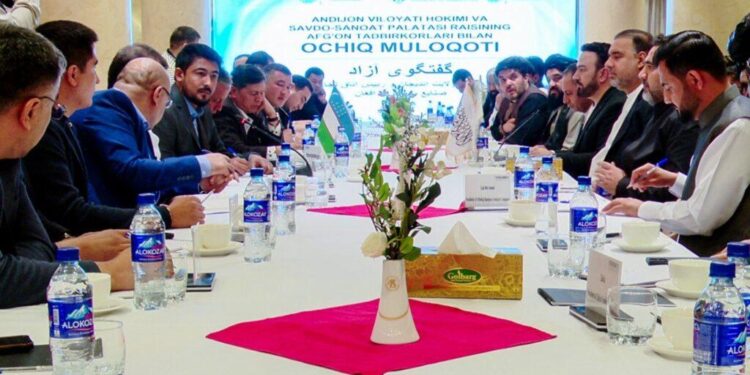 د افغانستان او ازبکستان سوداګریزو پلاوو ګډه غونډه کړې ده