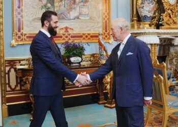 د سوریې ولسمشر د بریتانیا له پاچا چارلز درېیم سره کتلي