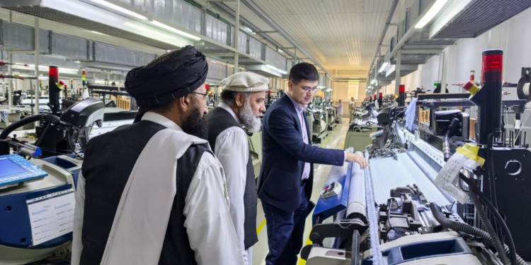 نورالدین عزیزي د ازبکستان له نساجۍ فابریکې لیدنه کړې ده