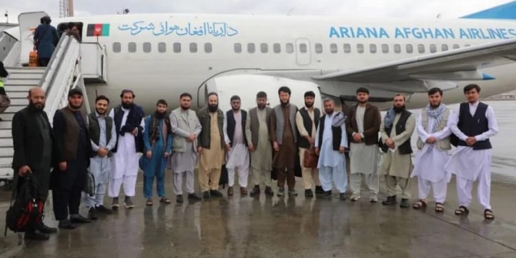 د کانونو وزارت پلاوی د مسلکي روزنې لپاره ازبکستان ته ولاړ