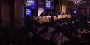 سپینه ماڼۍ کې؛ د خبریالانو کلنۍ مېلمستیا د امنیتي پېښې له امله ګډوډه شوه