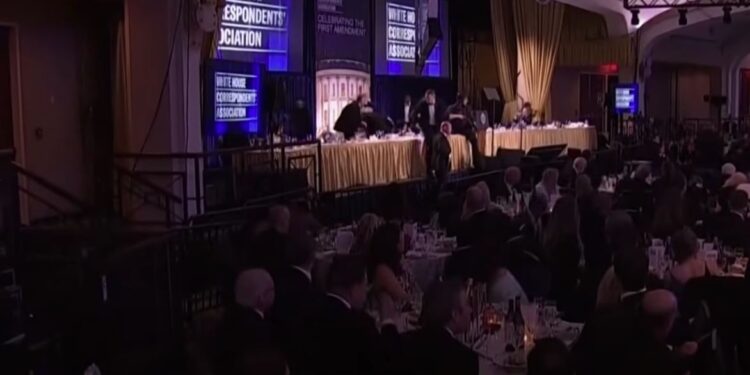 سپینه ماڼۍ کې؛ د خبریالانو کلنۍ مېلمستیا د امنیتي پېښې له امله ګډوډه شوه