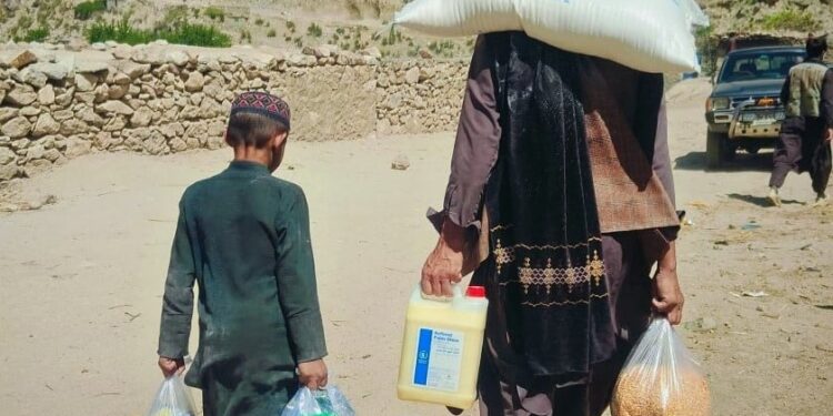 نورستان کې؛ له ۳۴۸ اړمنو کورنیو سره د خوراکي توکو مرسته وشوه