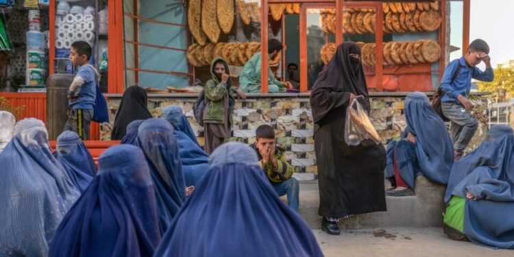 ډبلیو ایف پي: د مرستو کمېدو تر ټولو دروند اغېز پر افغان مېرمنو او ماشومانو پرېوځي