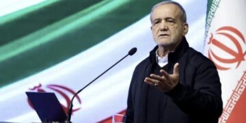 پزشکیان؛ د زیانمنو شویو رېلي او ترانزیتي لارو د چټکې بیارغونې امر کړی