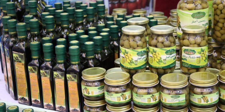 ننګرهار کې د کورنیو تولیداتو درې ورځنی نندارتون پرانیستل شو