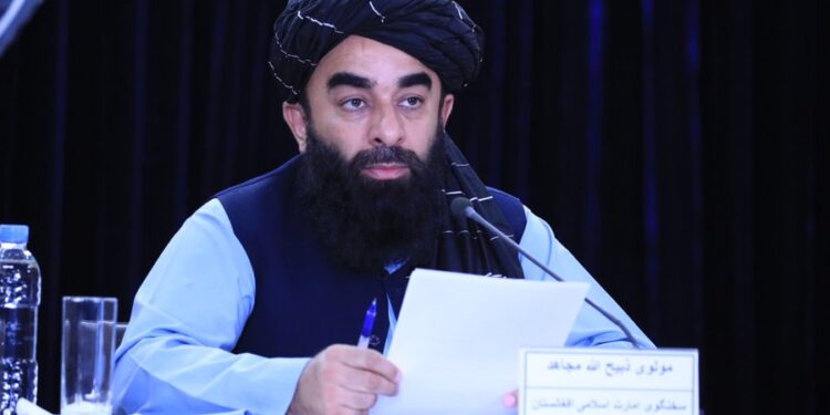 مجاهد: اسلام اباد باید خپلې ستونزې پر افغانستان ونه تپي