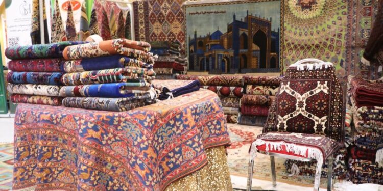 بلخ کې د کورنیو تولیداتو درې ورځنی نندارتون پرانیستل شو