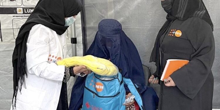 یو اېن اېف پي اې:نورستان کې سېلابځپلو ښځو ته روغتیايي خدمات وړاندې کوو