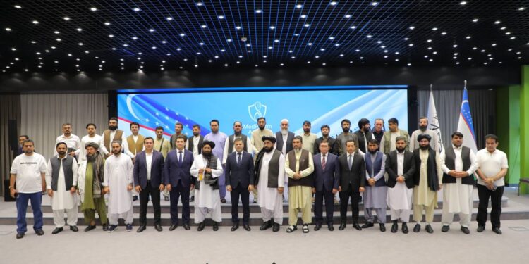 افغانستان او ازبکستان د روغتیايي همکاریو پر پراختیا خبرې کړې