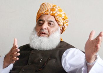 فضل‌الرحمان: افغانستان سره دې ستونزې د خبرو له لارې حل شي