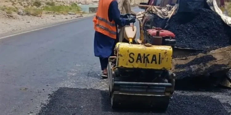 لغمان؛ د ۱۲۰ کیلومتره سړکونو د بیارغونې چارې پیل شوې دي