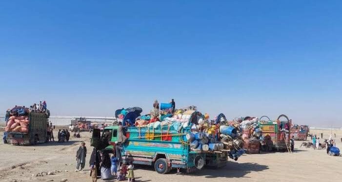 کډوال؛ تېره ورځ سلګونه افغان کډوالې کورنۍ هېواد ته راستنې شوې