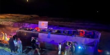 زابل کې د مسافر وړونکي بس چپه کېدو له امله ۱۶ کسان ټپیان شوي