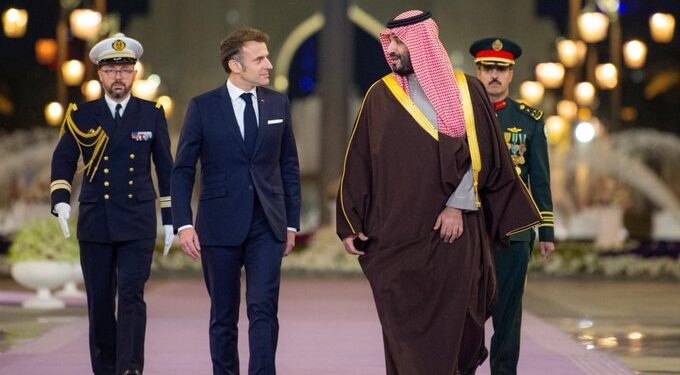 محمد بن سلمان په یوه رسمي سفر فرانسې ته تللی