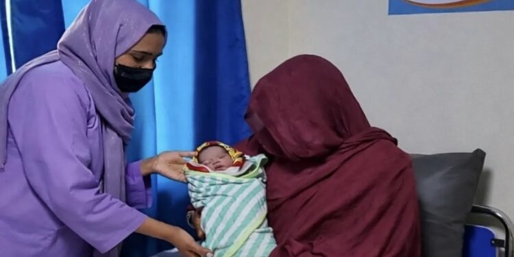لوګر کې ښځو ته د خوندي زېږون لپاره روغتیايي خدمتونه وړاندې کېږي