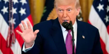 ټرمپ: پر ایران به تر ټولو سخت اقتصادي عملیات پیل کړي