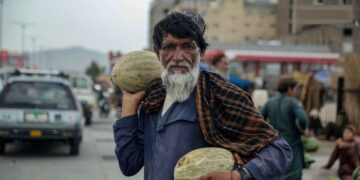 ډبلیو ایف پي: له هرو درې افغانانو یو له لوږې سره مخ دی