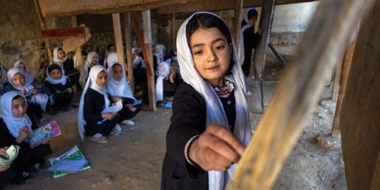 یونیسکو: افغانستان کې نږدې ۷۰ زره کسان له ښوونیزو پروګرامونو برخمن شوي