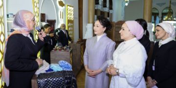 مېرمن پنګ لي يوان د مصر د ولسمشر له مېرمنې سره د لاسي صنایعو له یوه نندارتون څخه لیدنه وکړه