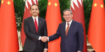 لي چيانګ د قطر له صدراعظم او بهرنيو چارو وزير سره وکتل 