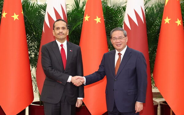 لي چيانګ د قطر له صدراعظم او بهرنيو چارو وزير سره وکتل 