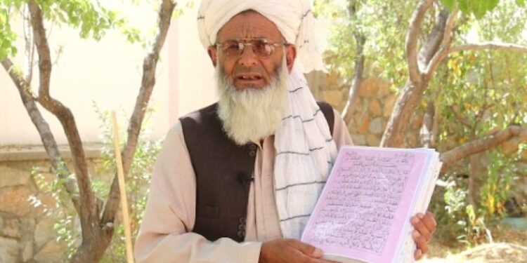 لوګر کې ۶۷ کلن ښوونکي ټول قران کریم په لاس لیکلی