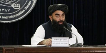 مجاهد: پاکستان دې د افغان طبي محصلانو د ایستلو په پرېکړه بیاکتنه وکړي